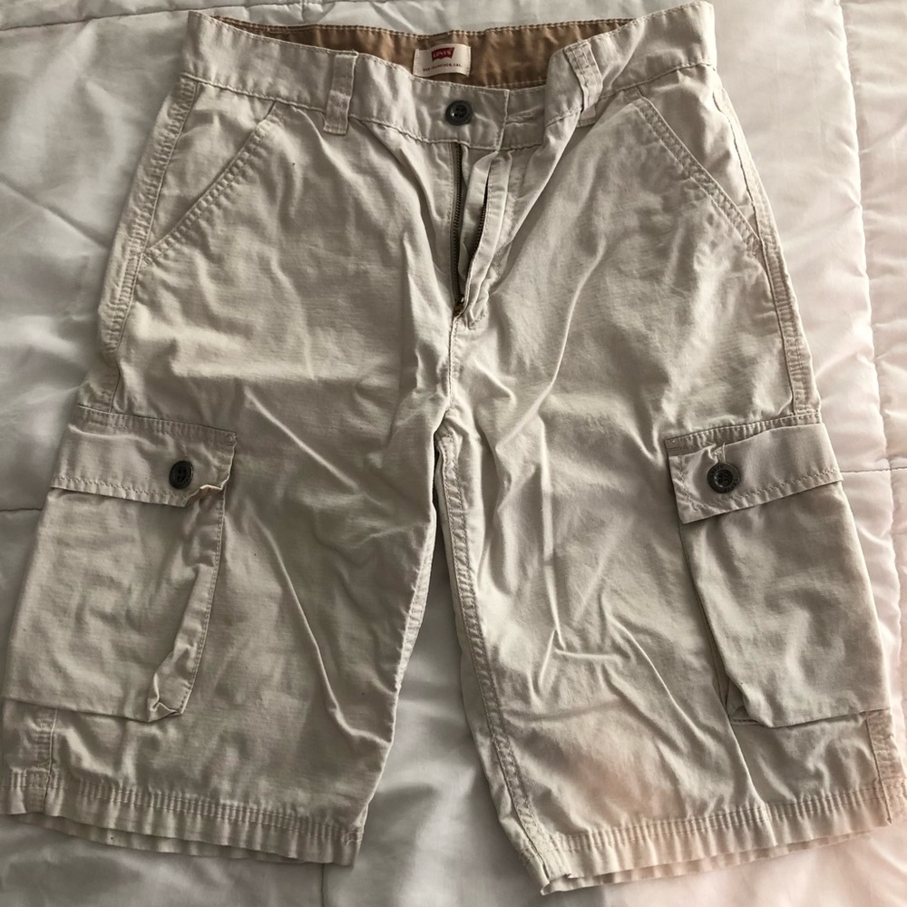 GREAT CONDITION LEVIS CARGO SHORTS.